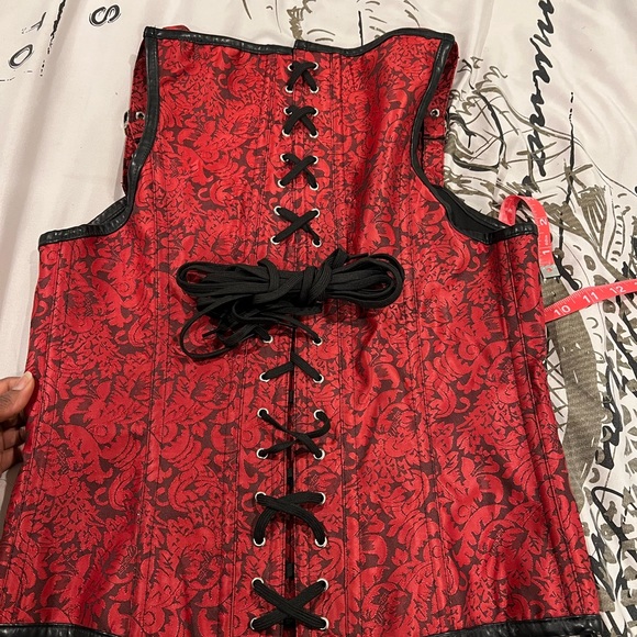 Red corset - Picture 4 of 11